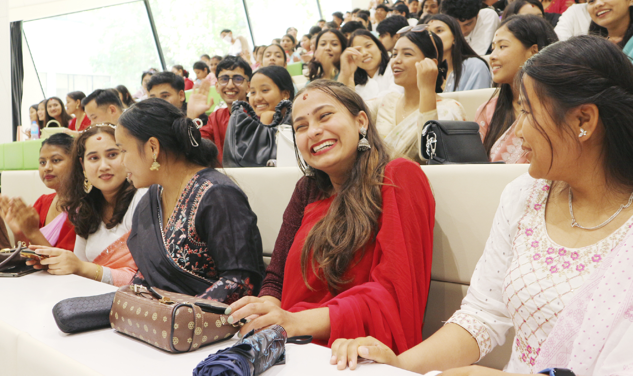 留学生たちが、隣接する長崎国際大学の階段教室で笑顔で学んでいる様子